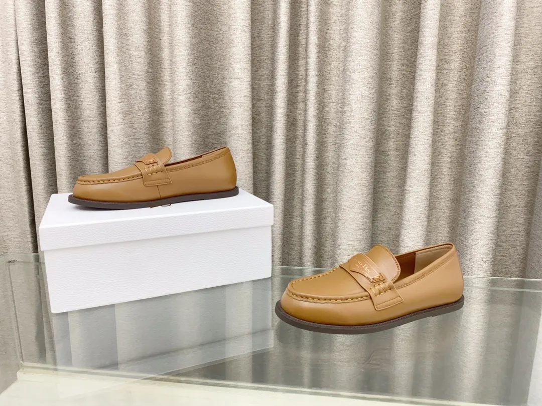 👟👟Ex-factory price 660👟👟 25Ss new Dior Boy loafers This Dior Boy loafer is a new product in the 2024 winter ready-to-wear series. It incorporates Dior's extraordinary craftsmanship and reinterprets the classic loafer design. Crafted from materials including suede and lambskin, it's enhanced with an integrated white fur lining and features a gold-tone Christian Dior Paris signature on the front leather tab. Paired with rubber soles, soft and comfortable. Upper: cowhide, inner padding: comfortable sheepskin, sole: rubber sole, size: 35-39 (40 customized, non-refundable)